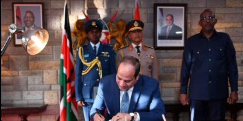 الرئيس السيسى يدوّن كلمة للشعب الكينى فى سجل الزائرين بمستهل زيارته نيروبى