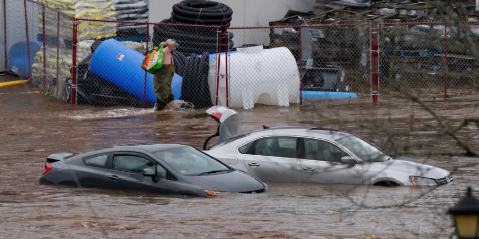 فقدان 4 أشخاص بينهم طفلين بسبب فيضانات فى كندا (صور)