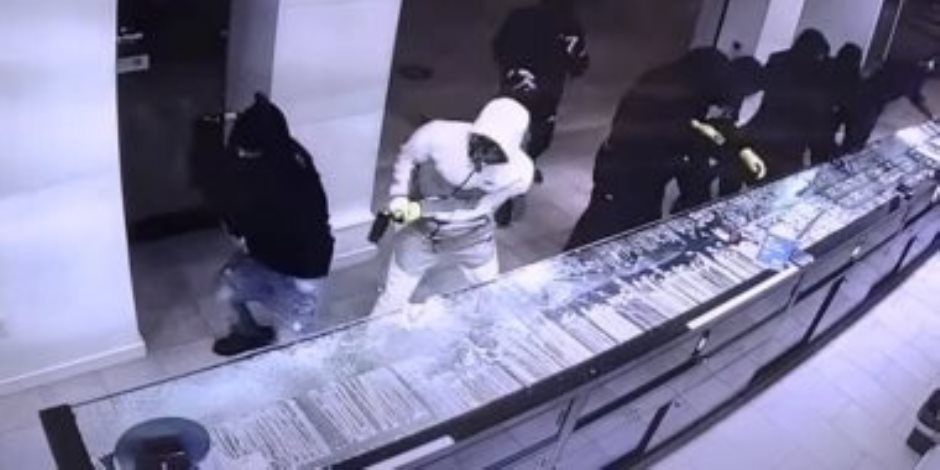 3 أشخاص وراء الجريمة.. سرقة مجوهرات بـ15 مليون يورو من محل بوسط باريس