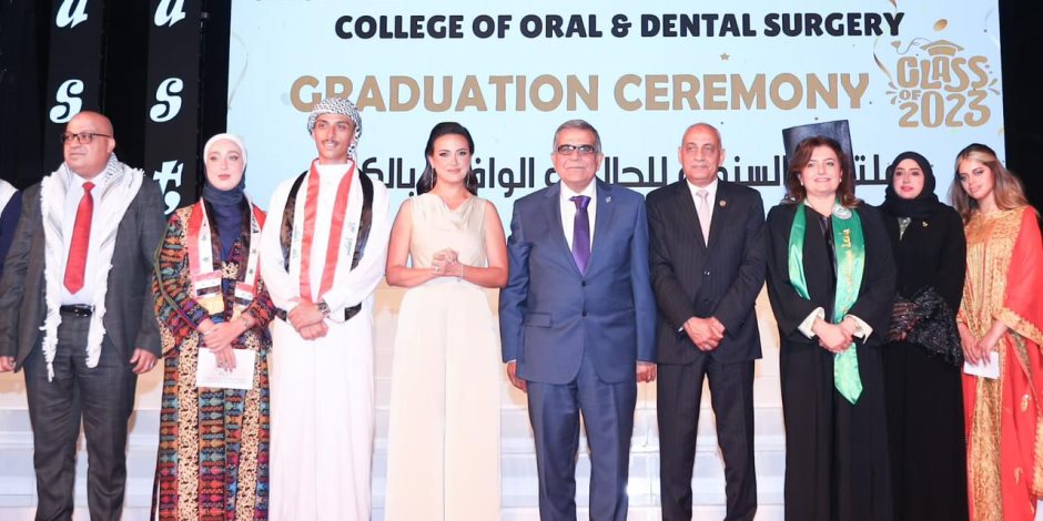 بالصور.. جامعة مصر للعلوم والتكنولوجيا تقيم حفلا كبيرا لتخريج دفعة جديدة من كلية "طب الأسنان" 