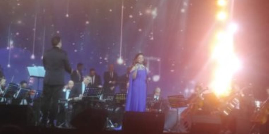 ريهام عبد الحكيم تبدأ حفلها فى مهرجان العلمين بأغنية "أما براوة"