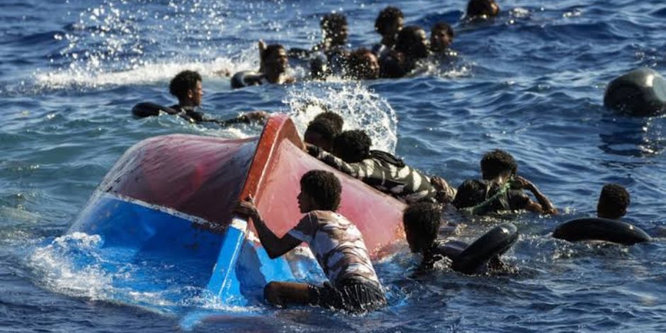 مصرع مهاجرين بعد غرق قارب يقل العشرات بقناة تفصل فرنسا عن بريطانيا