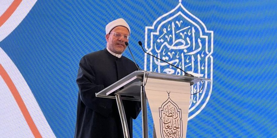 عبد الكريم العيسى يمنح مفتي الجمهورية العضوية الشرفية في رابطة الجامعات الإسلامية