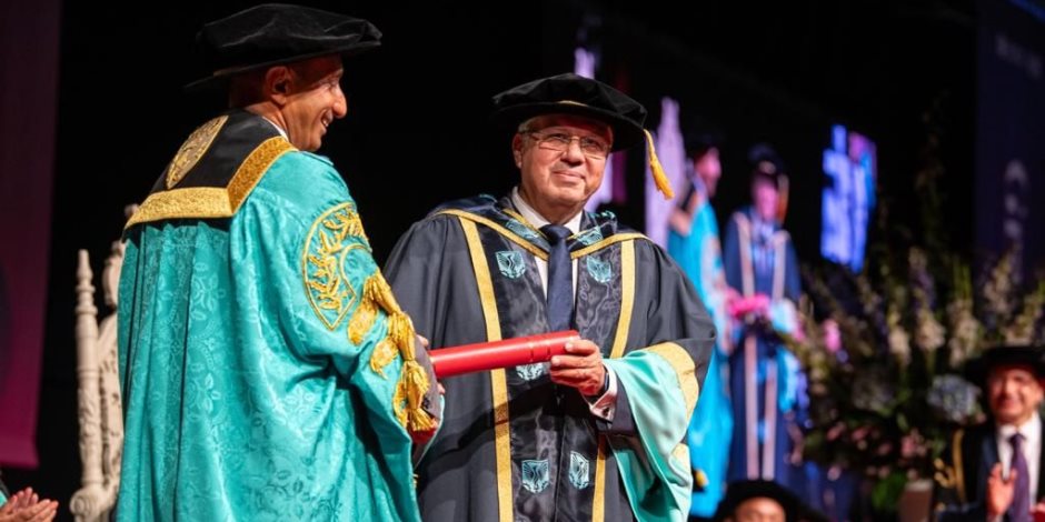 جامعة إيست لندن تمنح الدكتوراة الفخرية للدكتور أيمن عاشور وزير التعليم العالى تقديرا لتاريخه العلمى