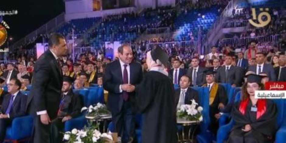 مشاركة فى مسيرة أوائل الطلاب تخرج باكية لتقديم التحية للرئيس السيسي.. صور