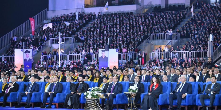 الرئيس السيسى يكرم عددًا من أوائل الخريجين خلال فعاليات تفوق جامعات مصر