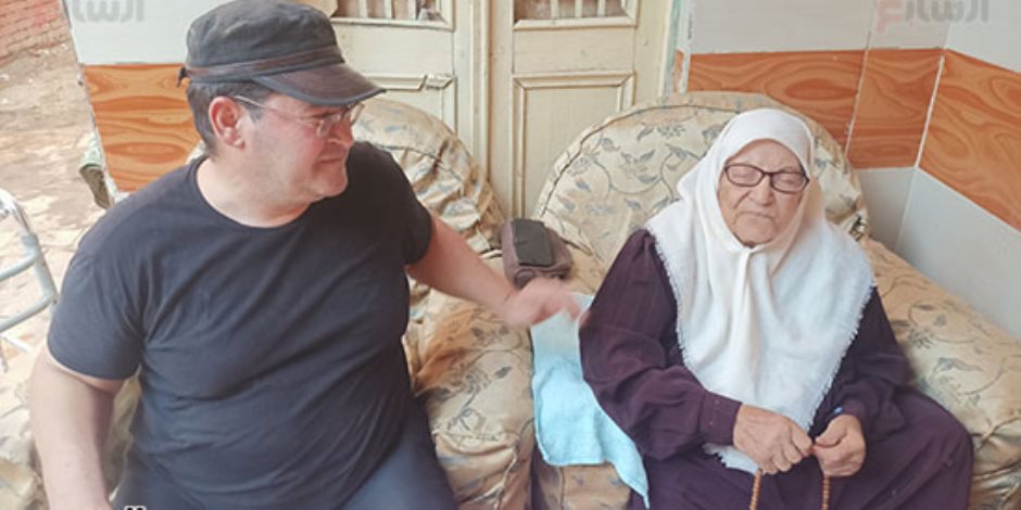 أكبر معمرة فى المنوفية.. عمرها 103 سنوات.. تبدأ يومها بصلاة الفجر وتتابع الأخبار المحلية والعالمية 