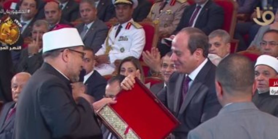 وزير الأوقاف يهدى الرئيس السيسي موسوعة الثقافة الإسلامية باحتفالية المولد