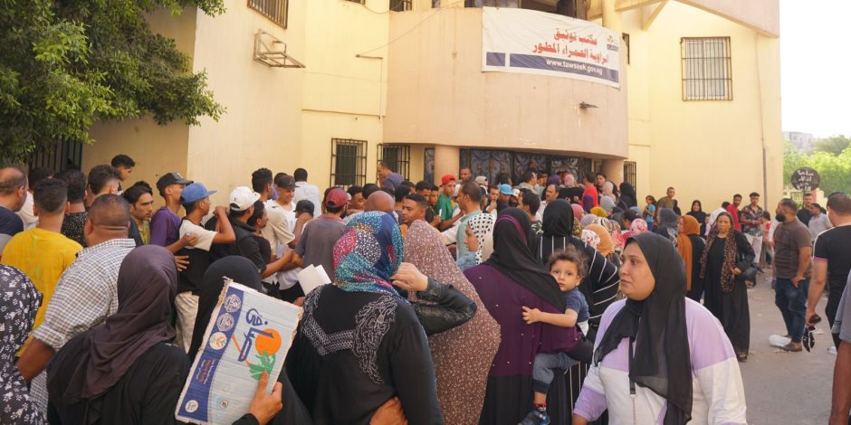طوابير وزحام أمام مقرات الشهر العقاري لتحرير التوكيلات الشعبية.. والنواب يوقعون نماذج التزكية