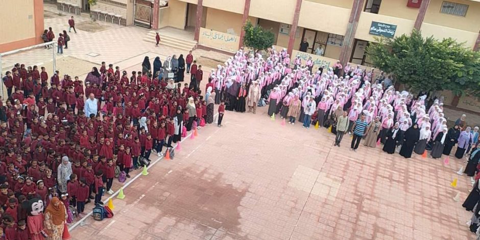 رجعوا التلامذة .. 116 ألف طالب وطالبة يعودون لمقاعد الدراسة.. ومحافظ شمال سيناء يتابع أول يوم دراسي بالعريش (صور) 
