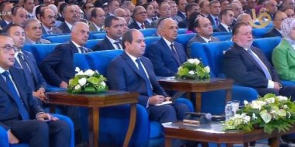 الرئيس السيسي يشاهد عرضا عن إنجازات وزارة الصحة خلال 9 سنوات