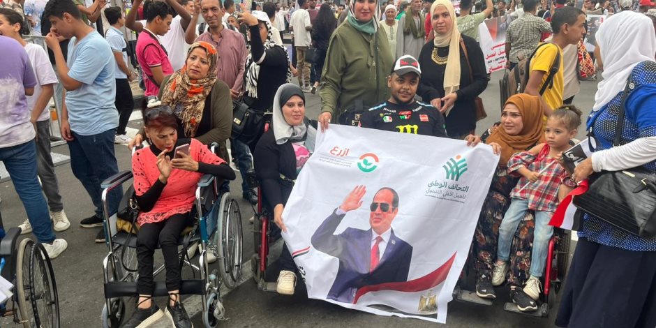 ذوو الهمم يشاركون بمسيرة ميدان الجلاء ويطالبون الرئيس السيسى بالترشح