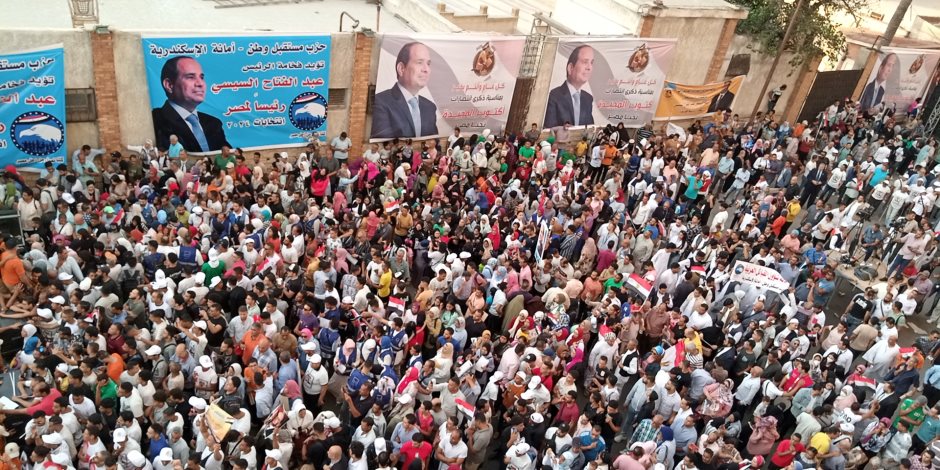 الآلاف بالإسكندرية يحتشدون في القائد إبراهيم لمطالبة الرئيس بالترشح.. صور