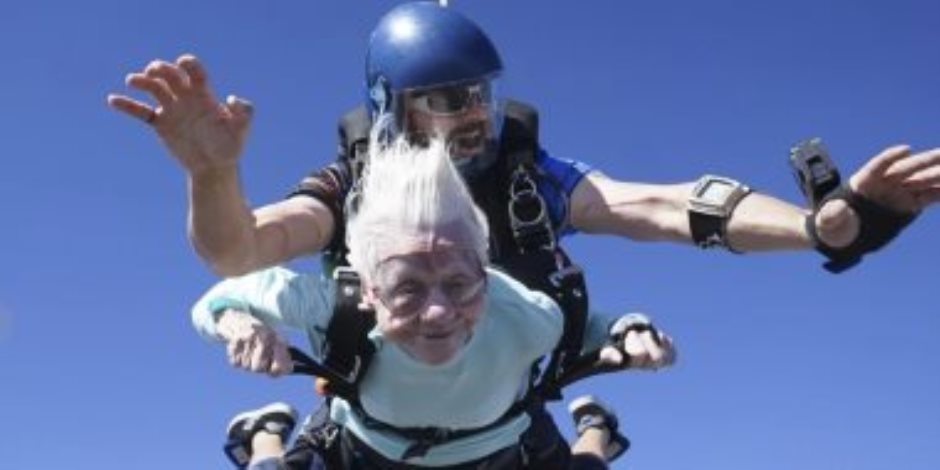 السن مجرد رقم.. أمريكية عمرها 104 أعوام تسعى للقب أكبر لاعب قفز بالمظلات فى العالم.. صور