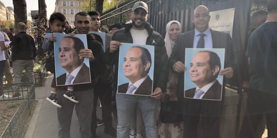 أبناء الجالية المصرية بباريس يعلنون تأييدهم للمرشح عبد الفتاح السيسي أمام القنصلية (صور)