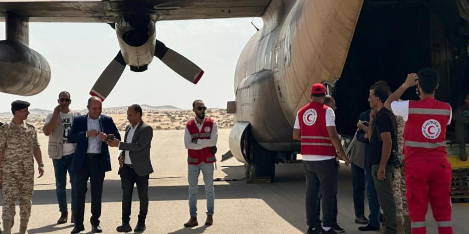 الهلال الأحمر المصري في شمال سيناء: وصول أول شحنة مساعدات إنسانية دولية لمطار العريش