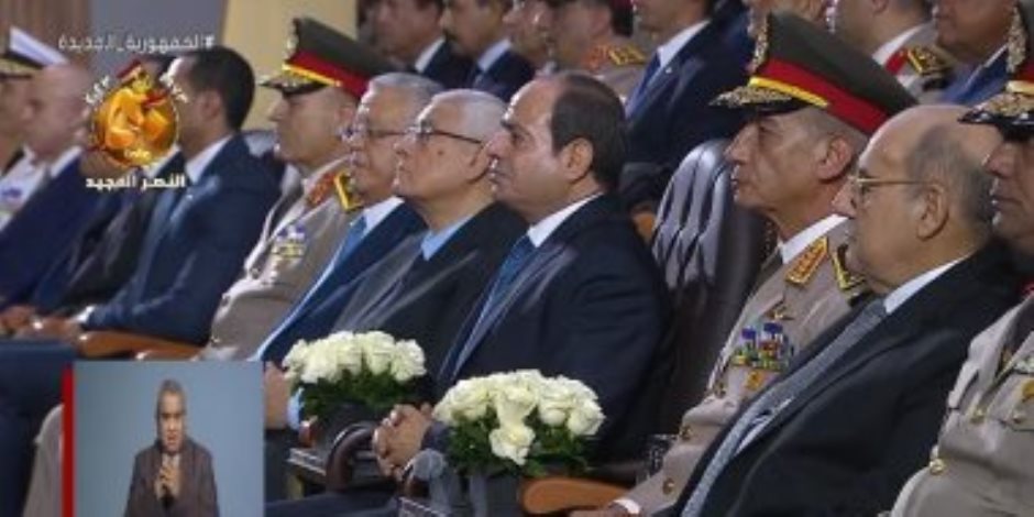 الرئيس السيسي يمنح أنواط الامتياز لأوائل خريجى الكليات العسكرية