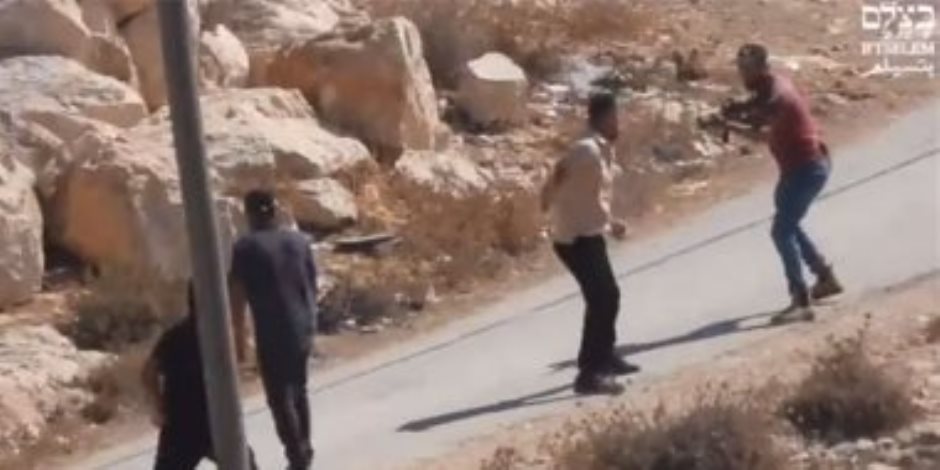 لحظة إطلاق مستوطن النار على فلسطيني من المسافة «صفر» في الخليل لحظة إطلاق مستوطن النار على فلسطيني من المسافة «صفر» في الخليل