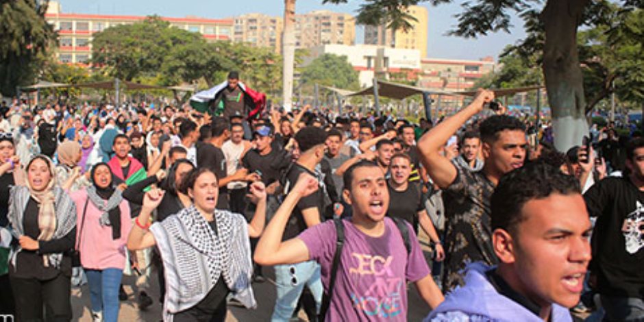 لليوم الثاني على التوالي.. مظاهرات حاشدة بالجامعات المصرية دعماً للقيادة السياسية ورفضاً للعدوان على غزة