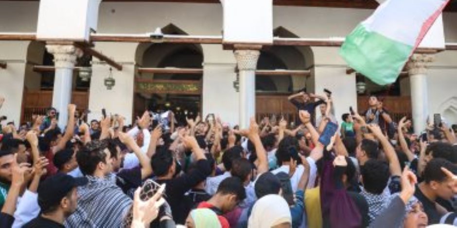 أعضاء الحركة المدنية تصل إلى مسجد مصطفى محمود للمشاركة فى جمعة التفويض