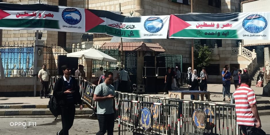 أعلام فلسطين تزين ميدان الحصري والمصليين يرتدون "الوشاح الفلسطيني"