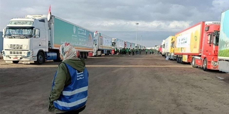 الهلال الأحمر: اصطفاف شاحنات المساعدات بالقرب من معبر رفح يصل لنحو 100 شاحنة