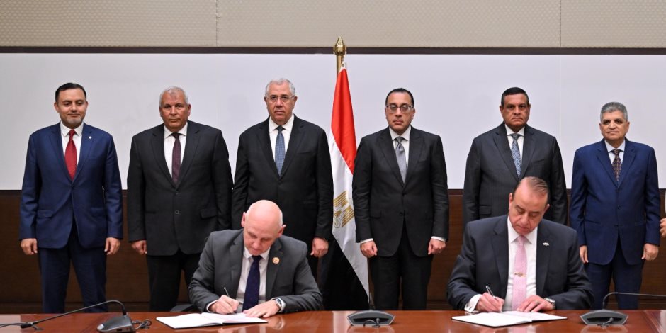 رئيس الوزراء يشهد توقيع مذكرة تعاون بين هيئة قناة السويس و"بلدنا" القطرية