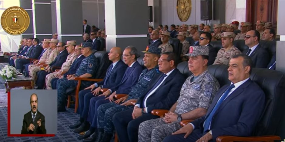 الرئيس السيسى يستمع للتوجيه الطبوغرافى للفرقة الرابعة مدرعة بالجيش الثالث