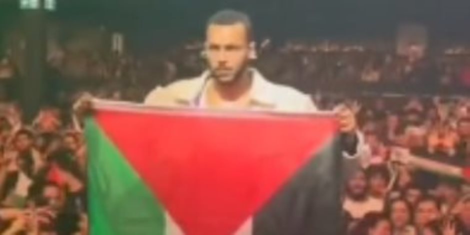 ويجز يرفع علم فلسطين فى حفله بكندا.. والجمهوره يهتف: الحرية لفلسطين