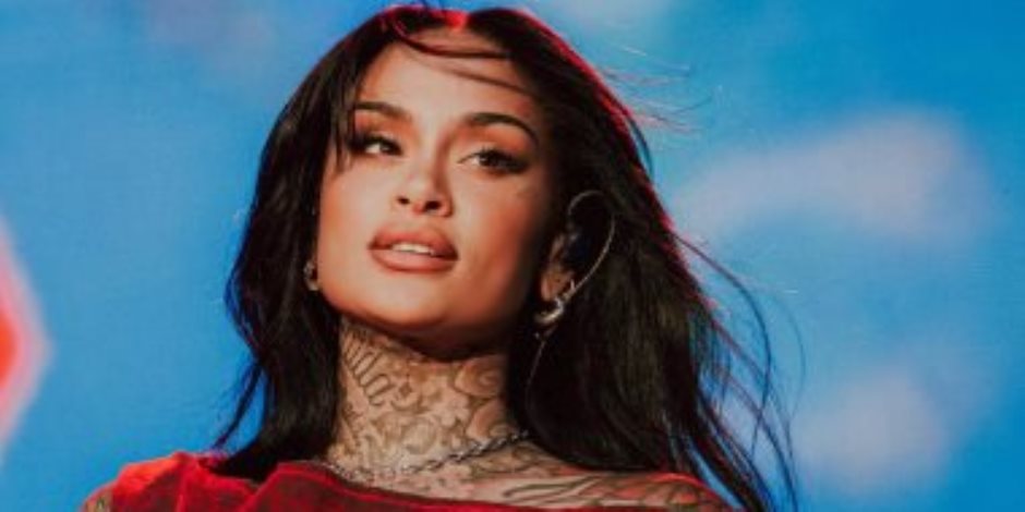 مغنية أمريكية تطالب بإيقاف إسرائيل وتشترى مصحفا إعجابا بإيمان أهل غزة