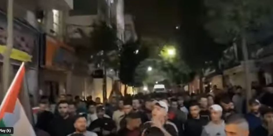 دعما لقطاع غزة.. مسيرة تجوب شوارع رام الله بالضفة الغربية (فيديو)