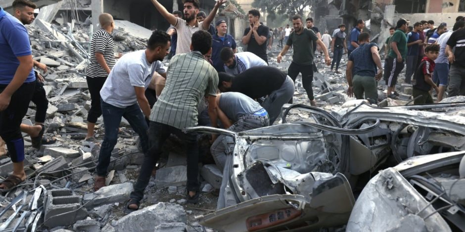القاهرة الإخبارية: طيران الاحتلال ينفذ أحزمة نارية عنيفة وغارات متتالية على عدة مناطق فى غزة