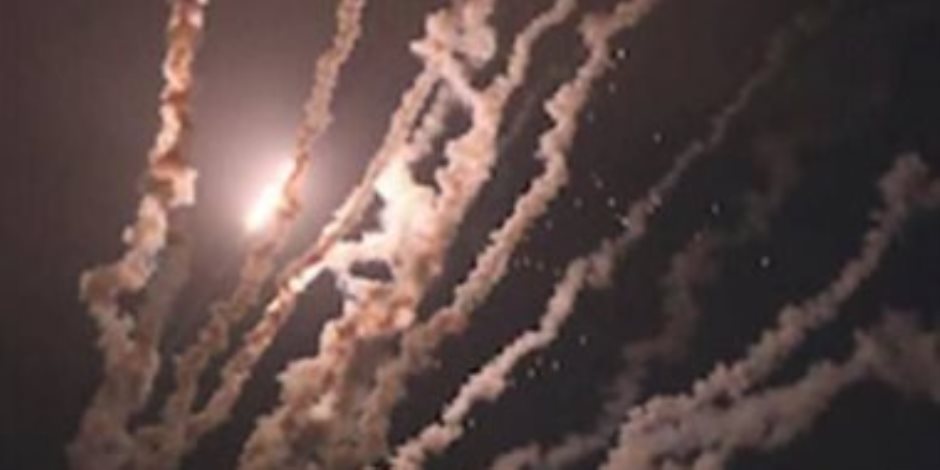 صافرات الإنذار تدوي في عدة مناطق بتل أبيب بسبب قصف صاروخي