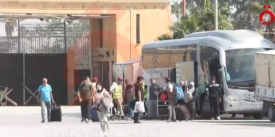حاملو الجنسيات المزدوجة من معبر رفح يوجهون الشكر للدولة المصرية.. إحدى المواطنات: بيتنا هُدم ونشكر مصر على وقفتها معنا.. وأخرى تؤكد: نحن شعب واحد 