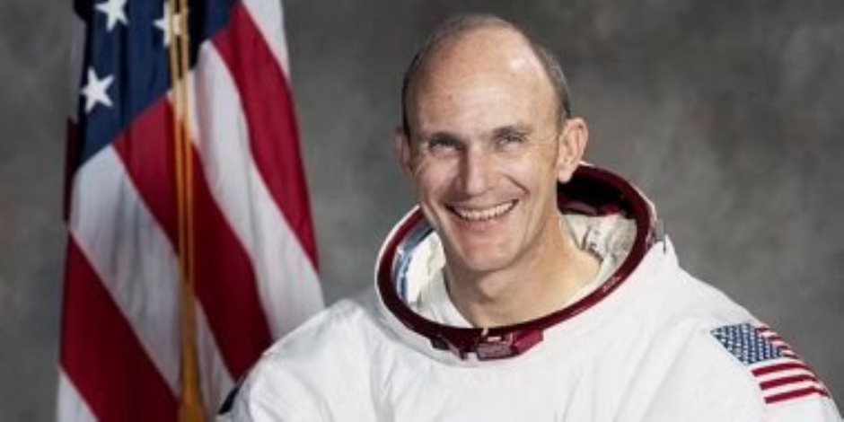 وفاة كين ماتينجلى رائد فضاء رحلة أبولو 16 حول القمر ومنقذ فريق رواد ناسا