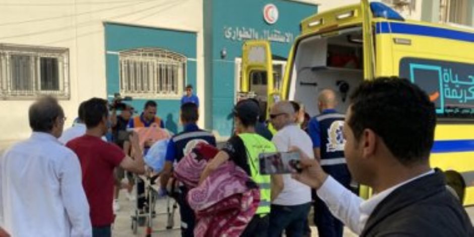 القاهرة الإخبارية: تواصل استقبال المصابين من غزة و30 شاحنة فى طريقها للقطاع القاهرة الإخبارية: تواصل استقبال المصابين من غزة و30 شاحنة فى طريقها للقطاع