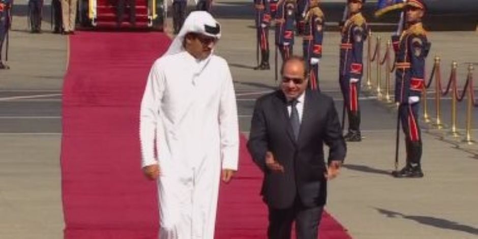 الرئيس السيسي يستقبل أمير قطر لدى وصوله مطار القاهرة