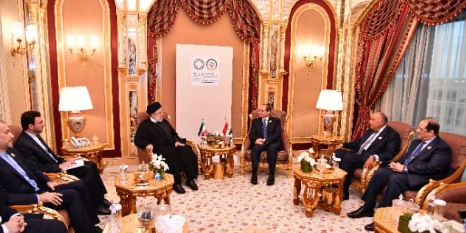 الرئيس السيسي يلتقي نظيره الإيراني على هامش القمة العربية الإسلامية