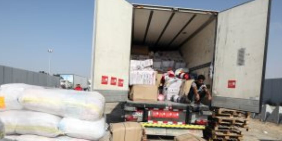 الهلال الأحمر: وصول مساعدات طبية وغذائية لمطار العريش تمهيدا لنقلها لغزة