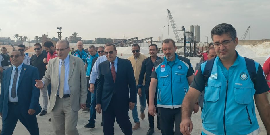 تحمل 8 مستسفيات ميدانية.. محافظ شمال سيناء يستقبل أول سفينة مساعدات تركية لإغاثة أهالي غزة