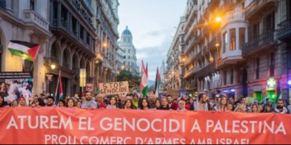 مظاهرات حاشدة في شوارع برشلونة تطالب بتجميد العلاقات مع إسرائيل.. صورة