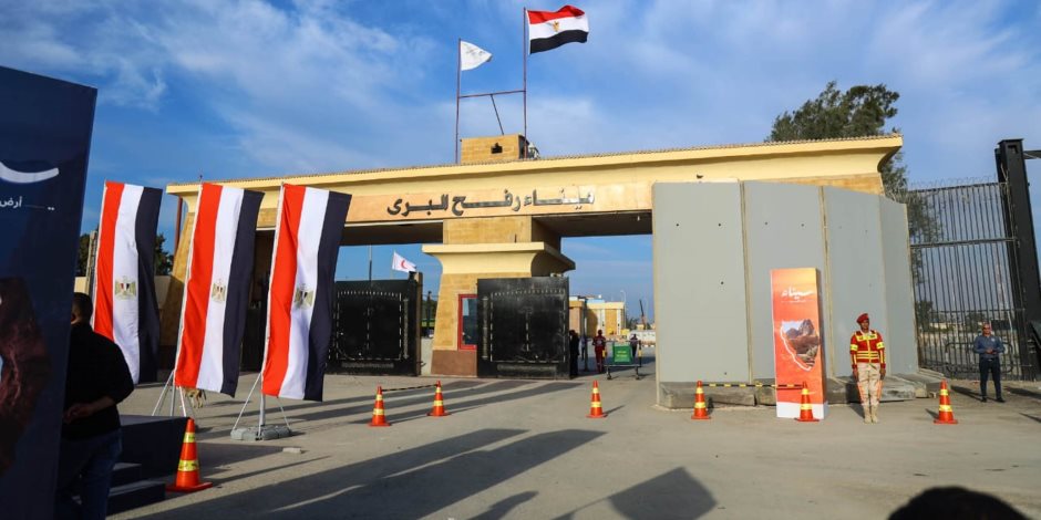 معبر رفح أبوابه مفتوحة ويواصل حركة العبور بين مصر وغزة ودخول المساعدات للقطاع