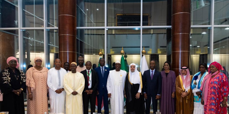 الرئيس السنغالي يتسلم أيقونة وثيقة مكة المكرمة لخدمة العمل الإسلامي