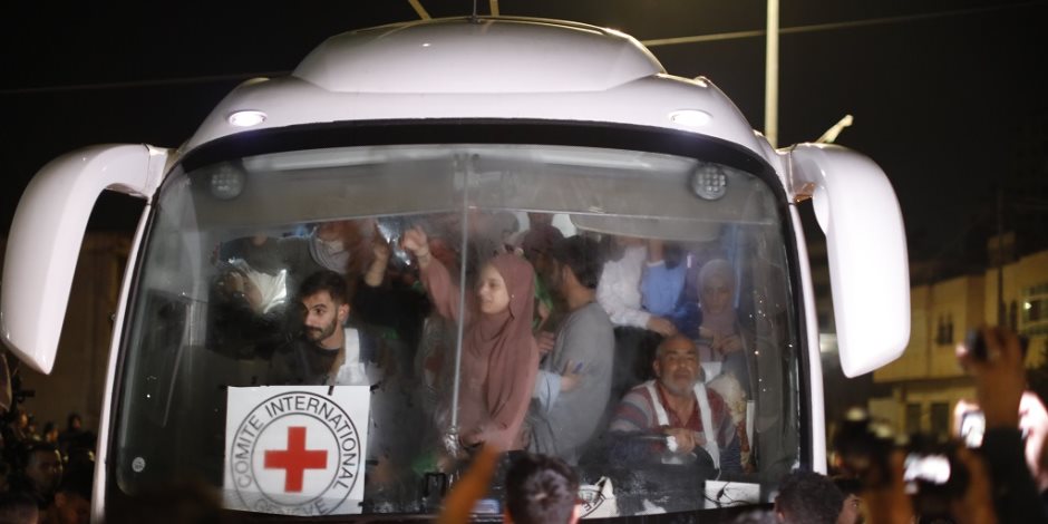 القاهرة الأخبارية: بدء الإفراج عن المحتجزين بغزة ضمن الدفعة السادسة من صفقة التبادل