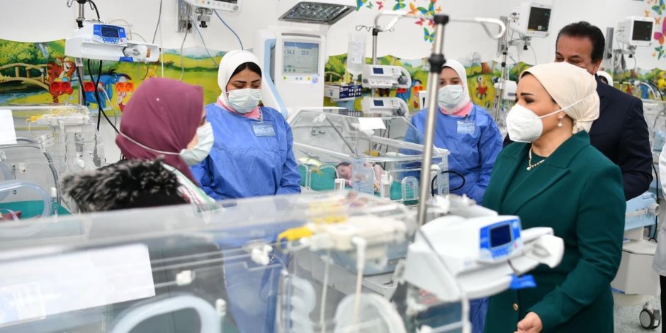 السيدة انتصار السيسي تزور أطفال فلسطين بمستشفى العاصمة الإدارية (صور)