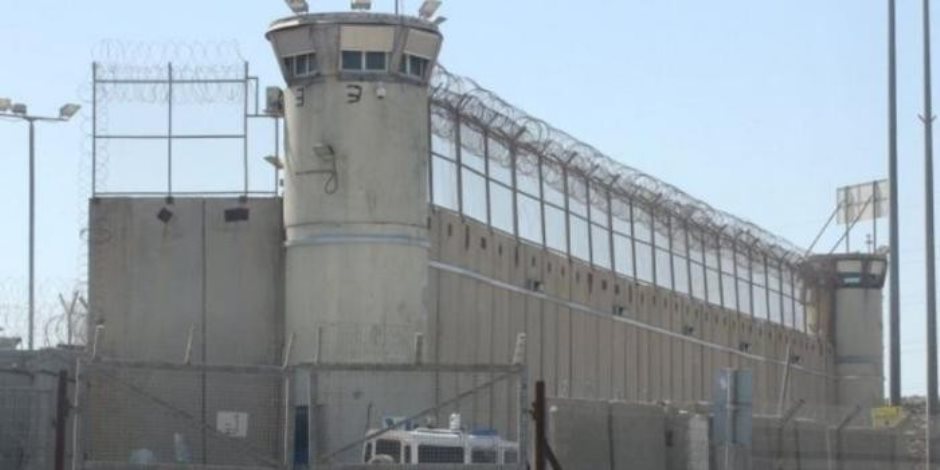 مصلحة السجون الإسرائيلية تعلن بدء نقل الأسرى الفلسطينيين إلى سجن عوفر مصلحة السجون الإسرائيلية تعلن بدء نقل الأسرى الفلسطينيين إلى سجن عوفر