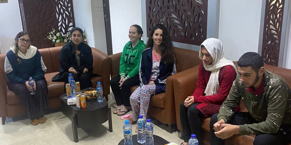 وصول المفرج عنهم ضمن الدفعة السابعة لتبادل الأسرى إلى معبر رفح.. صور