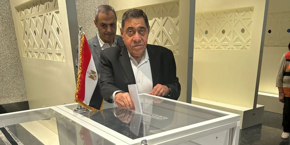 المستشار عبد المجيد محمود يدلى بصوته فى الانتخابات الرئاسية بمقر السفارة المصرية بأبو ظبي