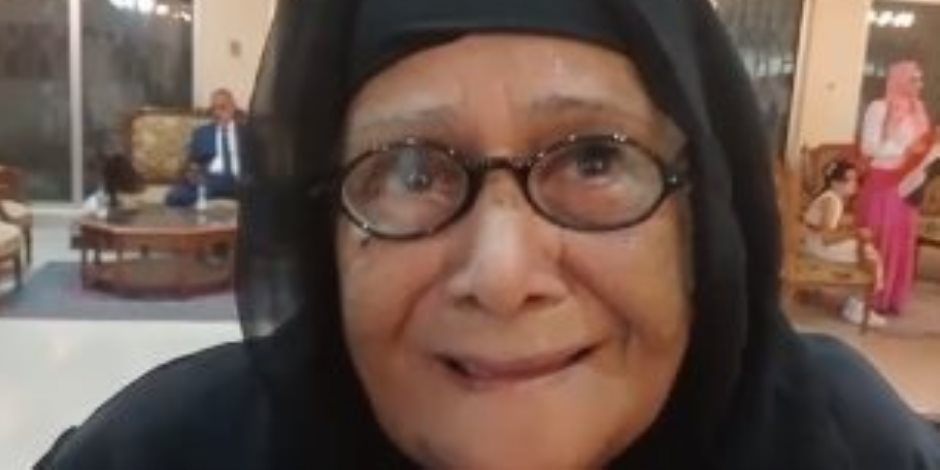 أكبر ناخبة من مسقط توجه رسالة شكر للرئيس السيسى: حفظت مصر (فيديو) أكبر ناخبة من مسقط توجه رسالة شكر للرئيس السيسى: حفظت مصر (فيديو)