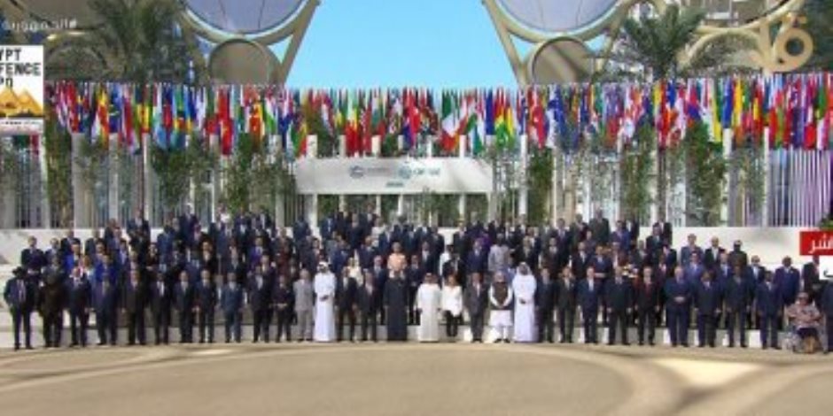الرئيس السيسى يشارك فى صورة تذكارية مع القادة والزعماء المشاركين بقمة المناخ